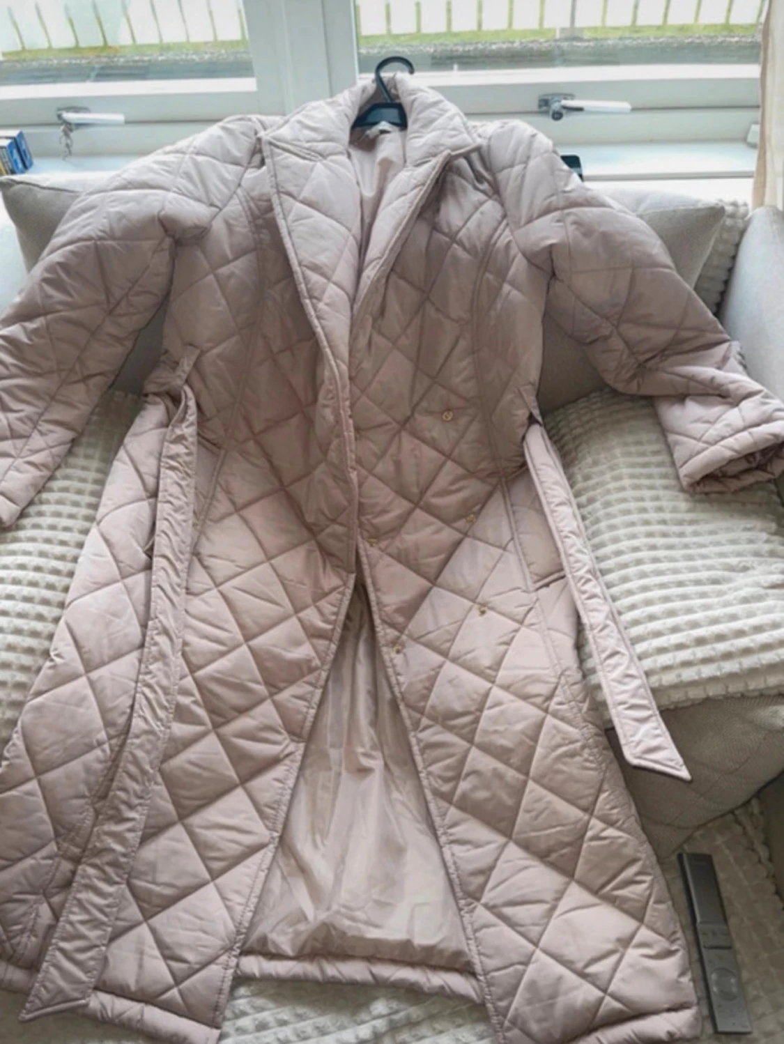 Beige quiltad lång pufferjacka - 1