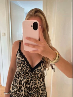 Leopard linne - Ett leopard linne med volanger i halsen och kanten från Gina Tricot. Använd 1 gång och har inga synliga fläckar eller skavanker. Säljer den då jag inte använder den.