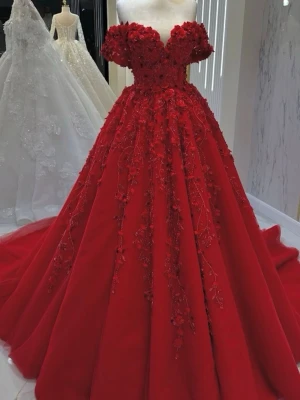 Röd balklänning med 3D-blommor - Magisk röd balklänning med off-shoulder och hjärtformad urringning. Klänningen har en vid kjol i flera lager tyll och är dekorerad med 3D-blommor och broderier över hela livet och kjolen. Perfekt för dig som vill sticka ut på balen eller festen.