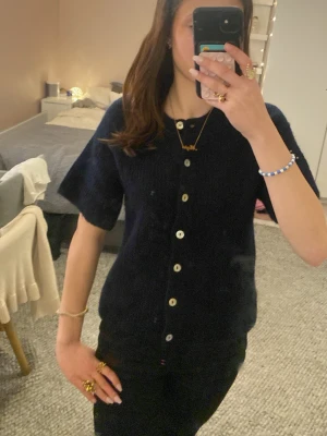 Mörkblå stickad kofta från Gina Tricot - Nytt skick! Använd endast några få gånger💗 Större i storleken💕