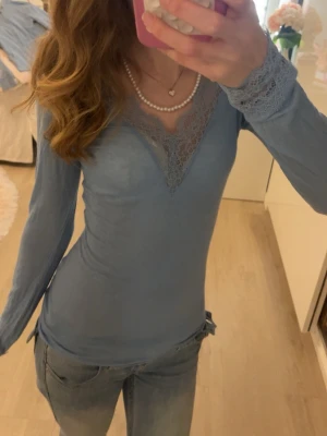 Blå intimissmi spetströja - Supersöt ljusblå intimissmi spetströja. Sitter tight och har en supersnygg look som passar perfekt till jeans eller kjol. Knappt använd.