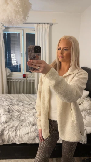 Leopardmönstrade bootcut jeans - Säljer ett par snygga bootcut jeans med leopardmönster i grå och beige toner. Byxorna har låg midja och klassisk femficksdesign. Perfekta för dig som vill sticka ut med en trendig och djurinspirerad look. en av dom som man drar upp byxorna med har gått sönder, slutsålda på Nelly