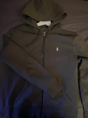 Ralph Lauren Zip Hoodie - Som sagt, en grön Ralph Lauren hoodie💚 kan gå ner i pris.🫡🫡
