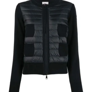 Moncler cardigan- använd 2 gånger- kvitto finns med  - Snygg svart moncler cardigan endast använd 2 gånger i storlek M men sitter som en S. Kvitto finns med🌸köpt för ca 10 000kr på Olsens i Malmö. 