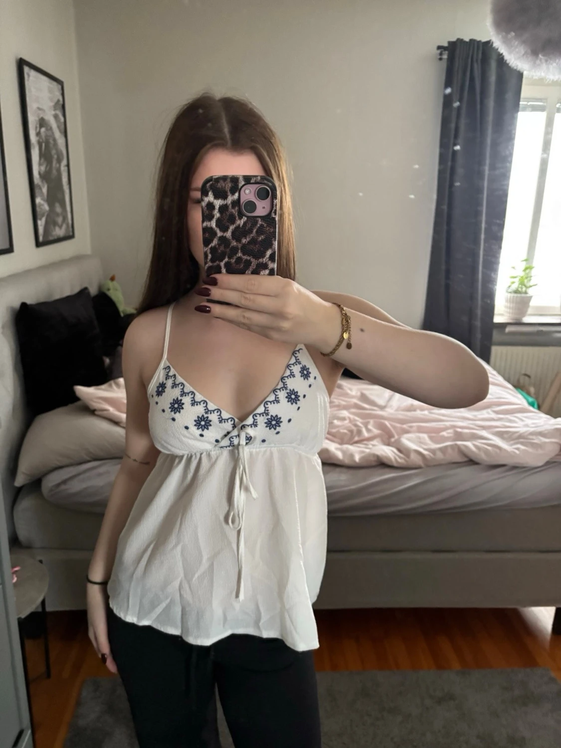 Vit linnetopp med blå broderi