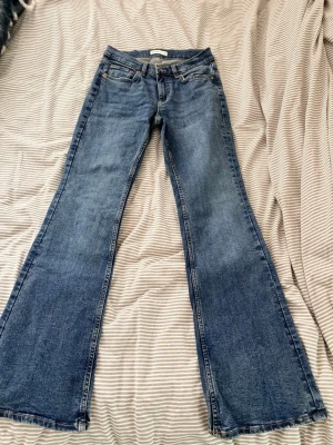 Perfect jeans från Gins Tricot - Supersnygga mörjblå jeans från Grina Tricot. Helt nyskick, aldrig använt då de är små i storlek. Storlek 36, men skulle passar på 34.