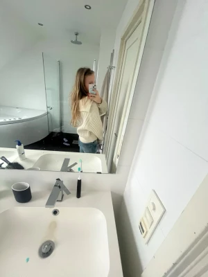 Krämvit stickad tröja med krage - Säljer en krämvit stickad tröja med dragkedja i kragen. Tröjan har ett snyggt kabelstickat mönster och är lite oversized med långa ärmar. Perfekt att matcha med jeans för en chill look.