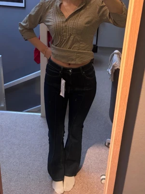 Bootcut Jeans - Helt nya och aldrig använda, säljer pga rens
