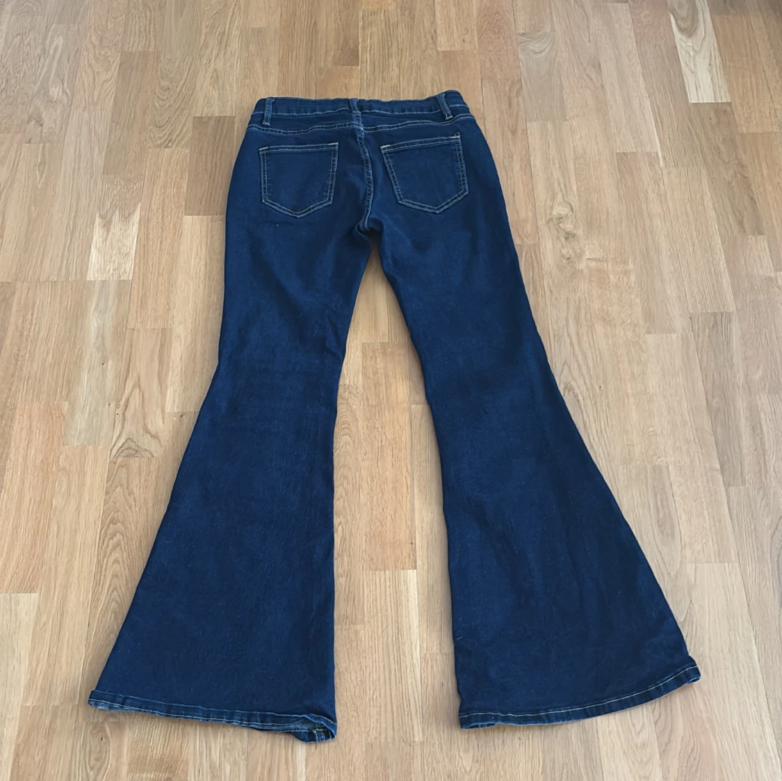 Mörkblå bootcut jeans med låg midja - 1