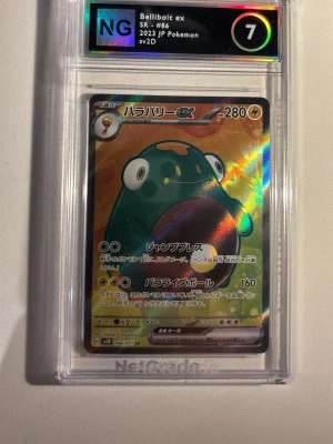 Bellibolt ex Pokémonkort JP 2023 - Japanskt Bellibolt ex Pokémonkort från 2023, SR #86, sv2D. Kortet är holografiskt med färgstark design och ligger i ett graderat plastskydd från NG med betyg 7. Perfekt för samlare som gillar el-typ Pokémon och snygga kort.