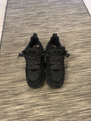 Uggs lowmel - Ett par uggs lowmell sparsamt använda original låda finns. Pris kan diskuteras vid snabb affär.