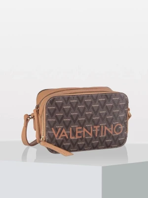 Brun axelväska från Valentino - Snygg brun axelväska från Valentino med logotyp och V-mönster över hela väskan. Väskan har justerbar axelrem, dragkedja upptill och detaljer i beige. Perfekt storlek för det viktigaste och ger en trendig touch till din outfit.originalpris: 1200kr