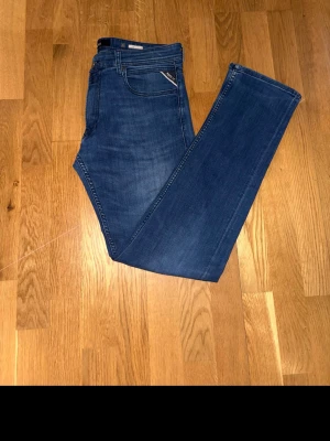 Replay jeans mörkblå  - Ett par schyssta replay i storlek W31 L32 med en mörkblå färg. Jeansen har en snygg tvättad look och är tillverkade i slitstarkt bomullsjeansmaterial. Perfekta för dig som gillar en tidlös och enkel stil.