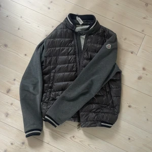 Grå moncler cardigan  - Moncler cardigan i storlek small, jag skulle säga att den passar 170. Skick 8/10. Det är bara att fråga om du undrar över något.