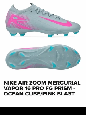 Nike Air Zoom Mercurial Vapor 16 Pro - Nike Air Zoom Mercurial Vapor 16 Pro FG är en lätt fotbollssko i ljusblått med neonrosa detaljer och blå dobbar. Skon har snörning, rund tå och är tillverkad i syntetmaterial för bästa grepp och känsla på planen.Helt nya