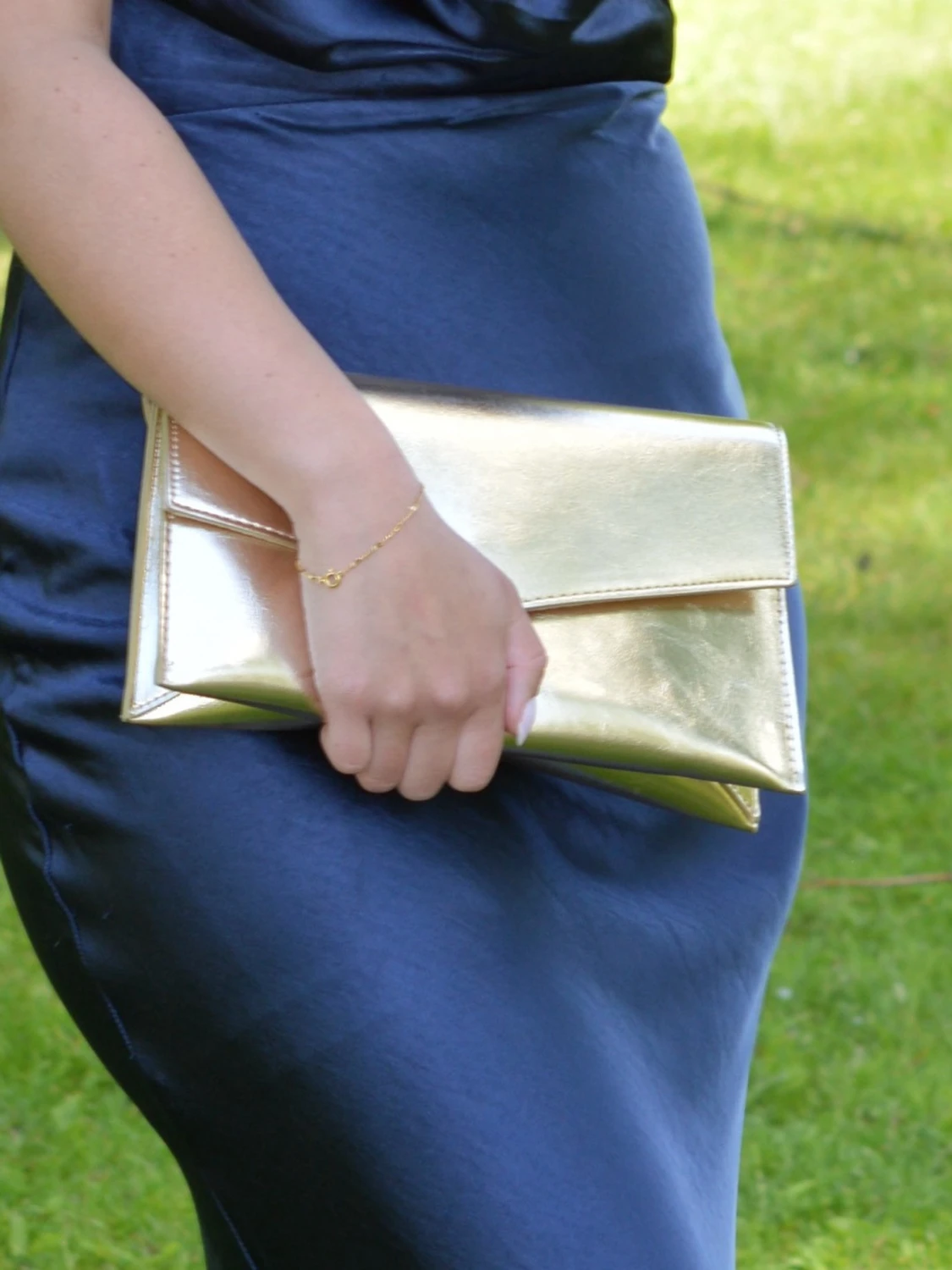 Guldig kuvertväska med kedja - 2