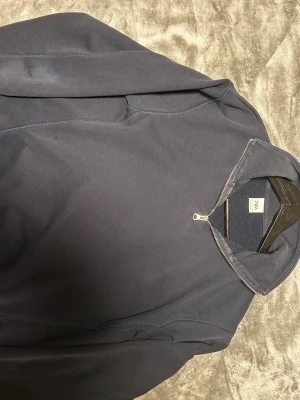 Mörkblå hoodie med dragkedja från Zara - Snygg mörkblå hoodie från Zara i storlek S. Hoodien har en klassisk huva och hel dragkedja framtill. Materialet är mjukt och bekvämt, perfekt för chill dagar. Väldigt trendigt.