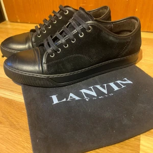 Svarta Lanvin Cap Toe-skor - Säljer ett par helsvarta stilrena Lanvin Cap Toe-skor. Perfekta för både vardag och fest | Storlek: 43 (något rymliga, passar även 44) | Skick: 7/10 | Tillbehör: Original dustbag medföljer.  Kontakta mig gärna om du har frågor eller vill ha fler bilder.