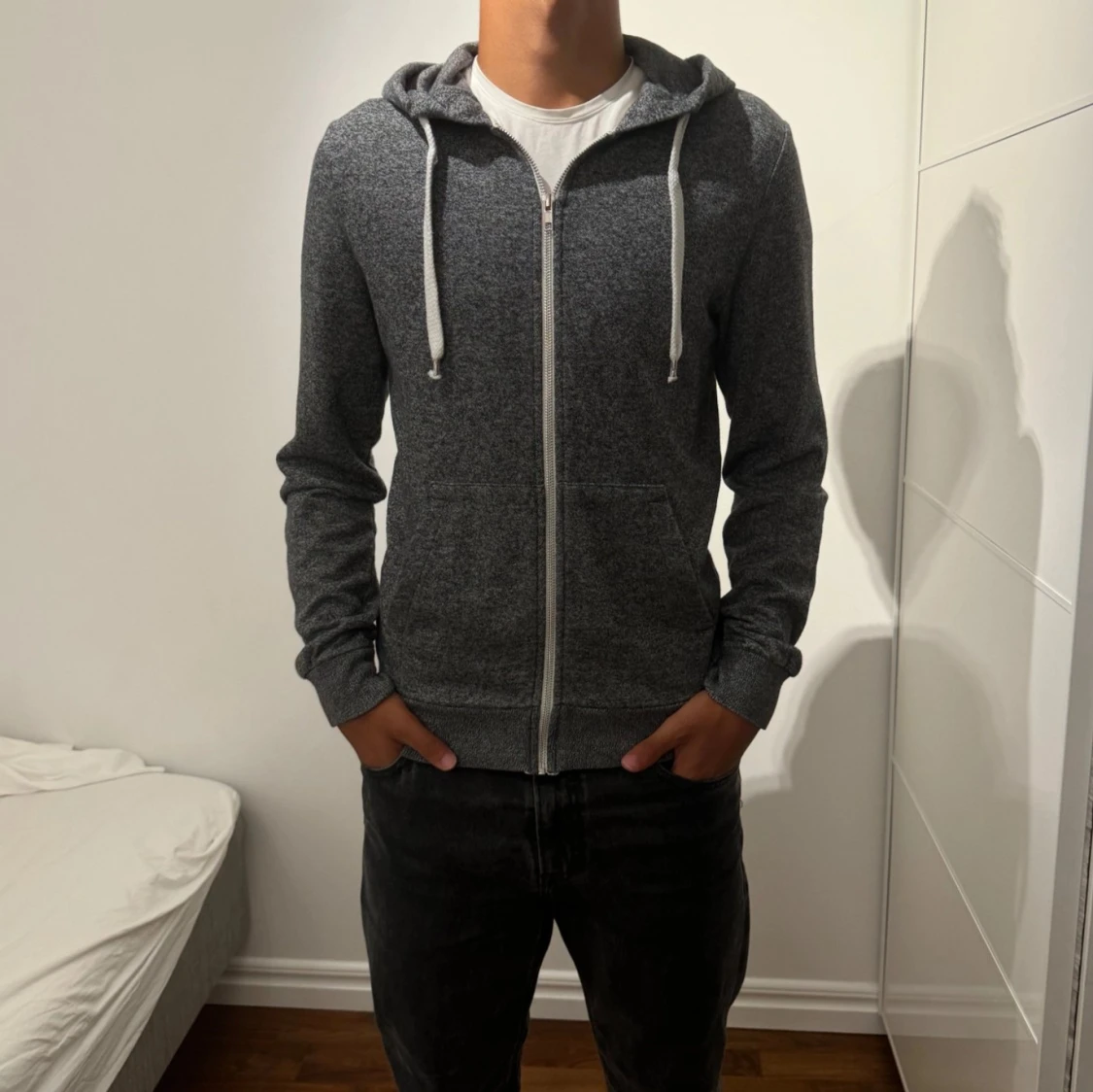 Mörkgrå hoodie med dragkedja