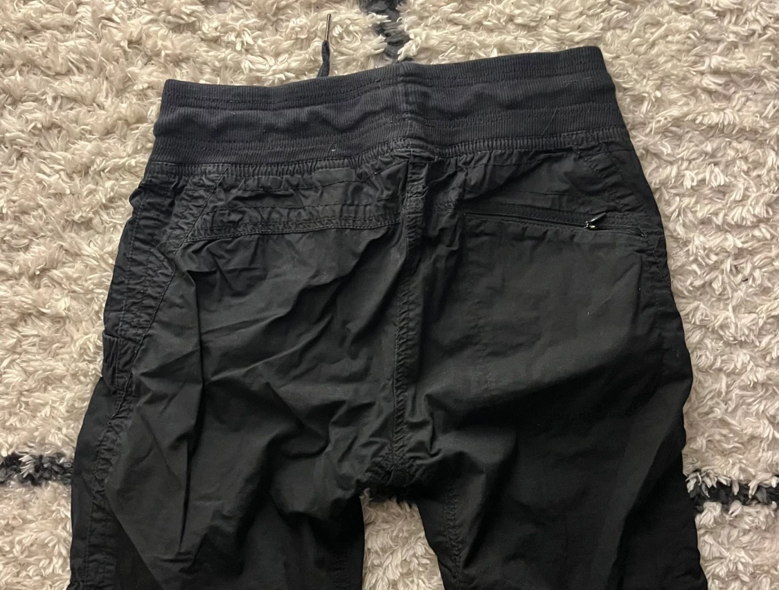 Svarta cargopats-lika byxor med snörning - 1