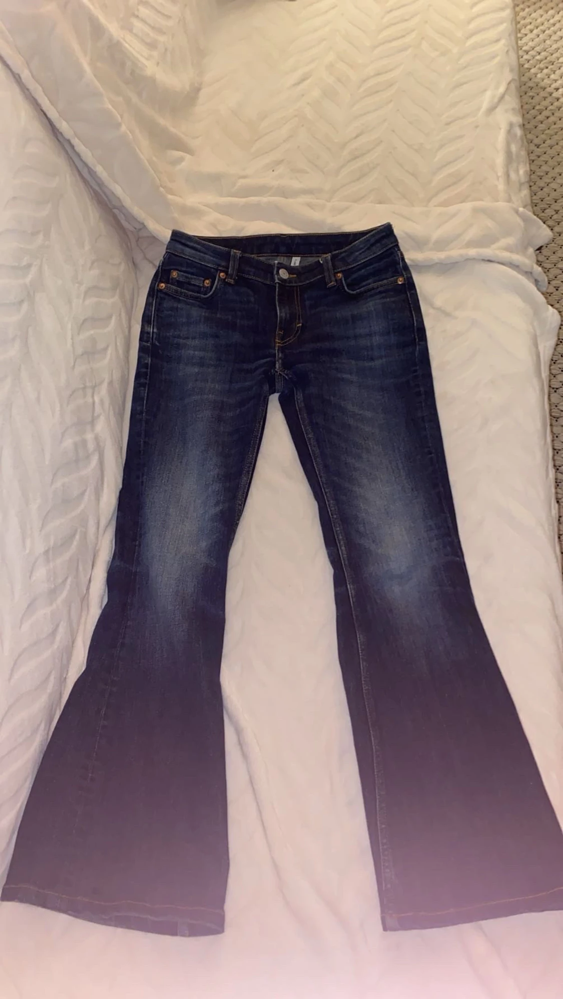 Flare Low Waisted Jeans från Weekday  - 4