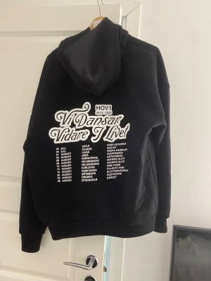 Hov 1 hoodie - Jag säljer min hov 1 hoodie med årets merch. Använd fåtalet gånger!