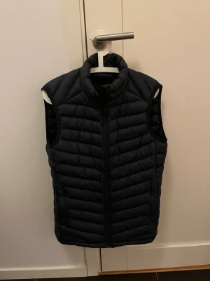 Peak Performance väst - Peak Performance väst i väldigt bra skick. Marinblå.