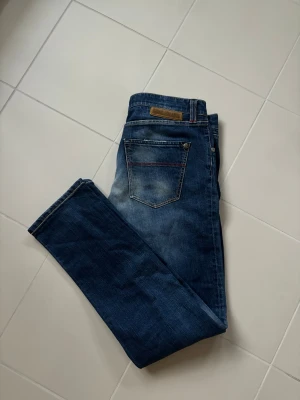 Sartoria Tramarossa jeans - Sjukt schyssta populära blå stentvättade Sartoria Tramarossa jeans i storlek w36 (midjemått på 96 cm). Grymt skick utan hål eller fläckar! Perfekt jeansen för alla tillfällen och sitter helt perfekt! 