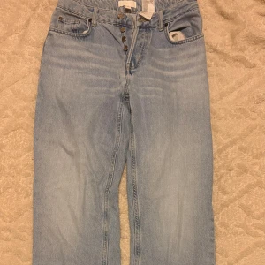 Jeans/Fżinsy - Säljer blåa baggy jeans från H&M i storlek 40. Använda bara några få gånger, säljer dem eftersom de tyvärr inte passar längre. Pris: 80 kr