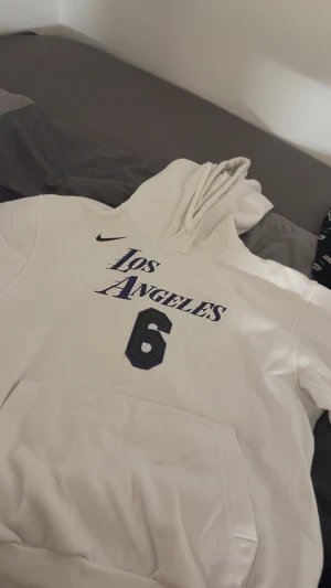 Nike Los Angeles Hoodie - Vit Nike Tröja, Storlek M, Kvitto finns. Ser mycket bra ut förutom att den har små rosa fläckar från lipstyl av användning men som kan tas bort vid tvätt eller textilfärg.