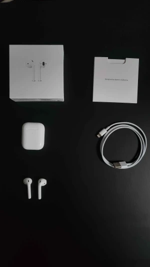 Apple AirPods 2 - Säljer ett par Apple AirPods 2. In princip oanvändbar fick dom förra julen men jag hade redan ett par så har nästintill aldrig använt dem. Kommer med alla papper och certifikat plus laddare. 
