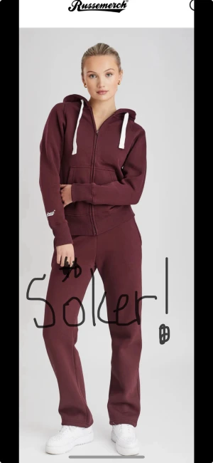 SÖKER Vinröda mjukissett  från Russmerch - Skriv om ni säljer vinröd mjukissett i storlek xxs 