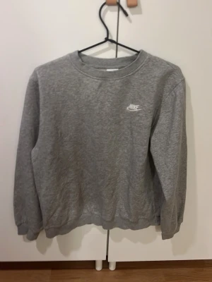 Grå nike tröja - Storlek XL (i barnavdelning)