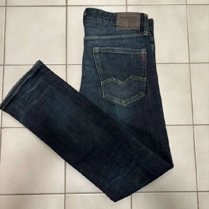 Replay Jeans - Replay Jeans - Skick: 7/10 - Modell: Waitom (Slim Fit) - mitt  pris: 299 Nypris: 1499 - Skriv för mer frågor eller funderingar 