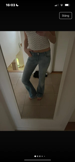 Ljusblå bootcut jeans från MET - Lowwaisted bootcut flare jeans från met jeans. 🤗 Storlek 27, lite slitna. Saknar sitt ”T” på baksidan   Innerbensmått 85 Ytterbensmått 109 Midjemått rakt över 39/40  Midjehöjd 22