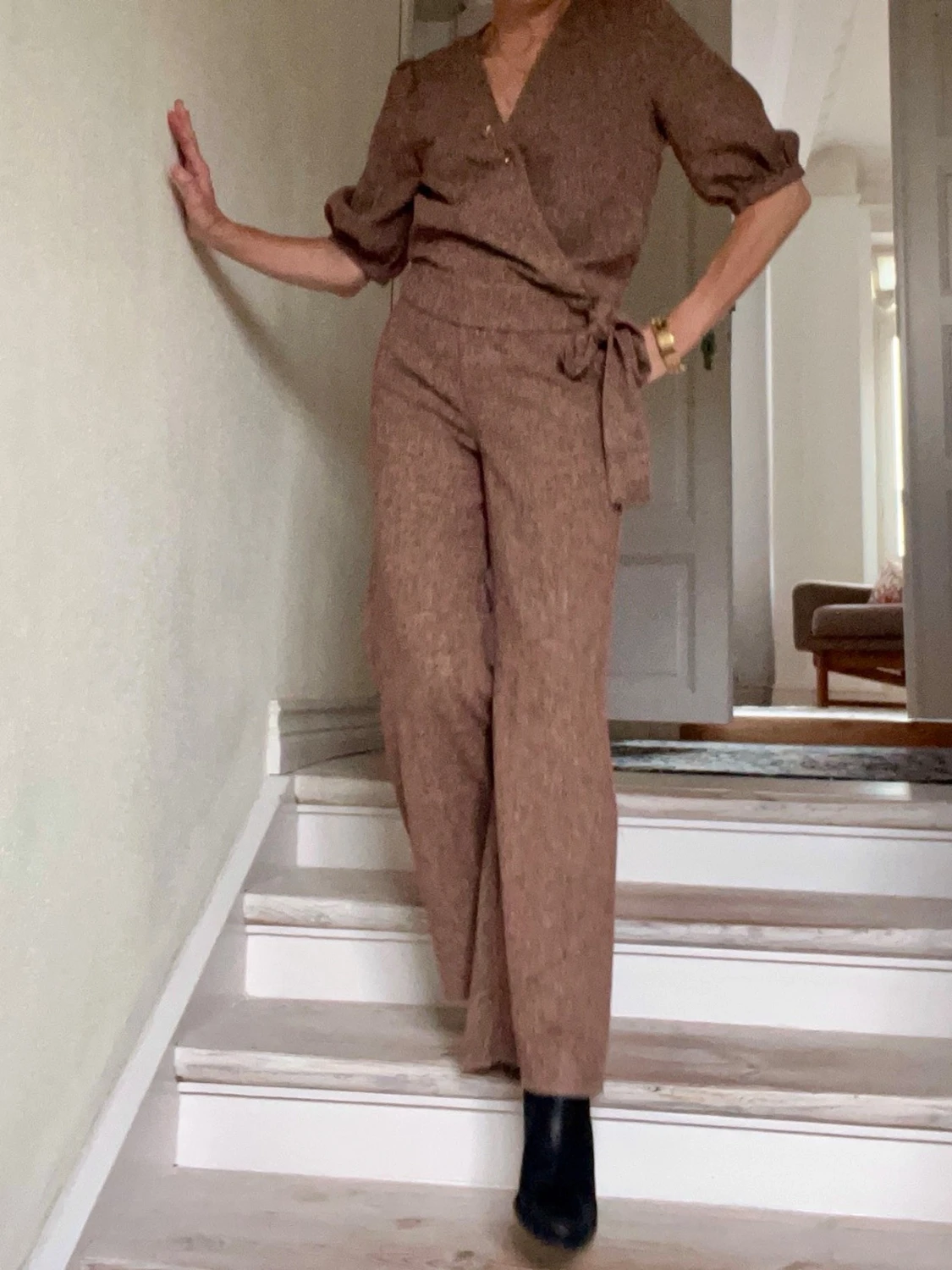 Tvådelat set med omlottblus och byxa