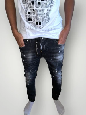 Dsquared2 jeans strl 46 svart - Helt nya. Fin replika med hög kvalitet. Modellen är 175cm lång och väger ca 67kg. Pris: 1299kr. Först till kvarn som gäller. Skickas inom 24h