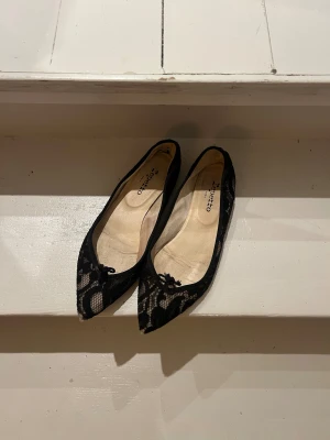 Ballerinaskor med spets  - Så fina ballerinaskor från Repetto. Mycket väl använda. Litet hål i toppen av skon, går att laga enkelt med textillim. Nypris runt 3000kr, går bra att lägga lägre bud. De är ganska slitna men har fortfarande kvar att ge ;)
