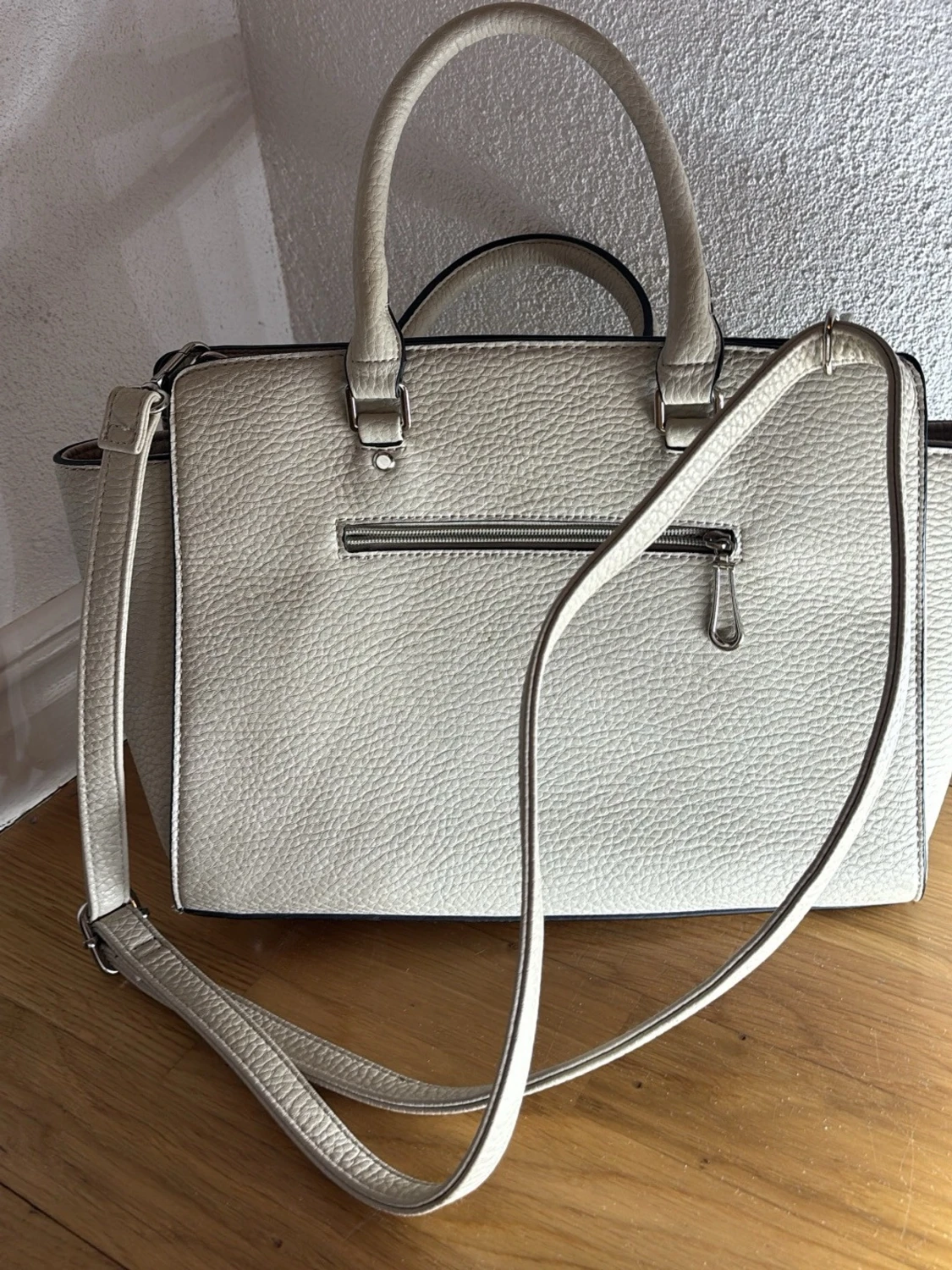 Ljusgrå handväska med axelrem och dragkedja