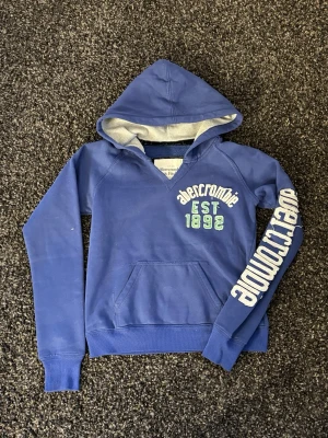 Abercrombie & fitch~sällsynt  - Säljer nu denna väldigt eftertraktade Abercrombie & fitch hoodien. Skick 7/10, sjukt snygg och unik. Denna blir såld fort så skynda! Obs går ner i pris vid snabb affär! L=xs