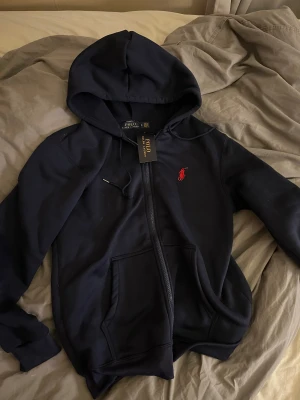 Ralph lauren zip hoodie - Ralph lauren hoodie aldrig använd marin blå storlek m