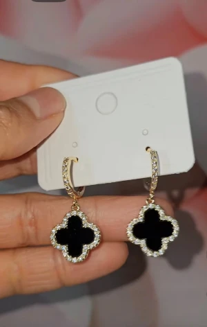 Guld clover hoops örhängen - Nya jättefina timeless örhängen. Skickas med en liten present påse inslaget som en julklapp 🎁✨ Material Sterling silver 925