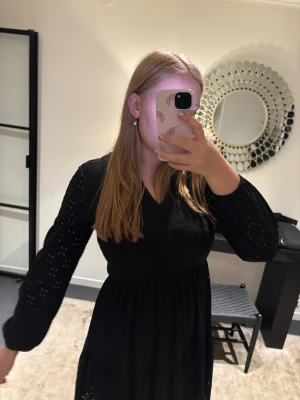 Svart långklänning  - Svart klänning med mönster. Använd 1 gång 