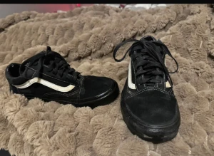 Vans skor  - Lite sned slitna vid hälen samt vid tårna men inget jag stört mig på, därav priset. Kan gå ner ännu mer🌺