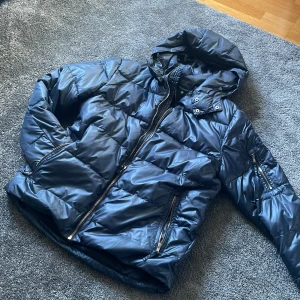 Mörkblå pufferjacka från Lee - Inget är fel på jackan utan priset är lågt för jag vill ha den sålt då den bara tar plats just nu. Mycket fint skick. Fråga gärna om fler bilder på något speciellt 