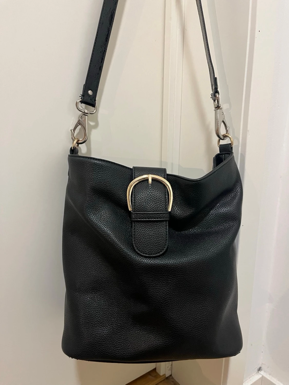 Svart axelväska med guldfärgat spänne