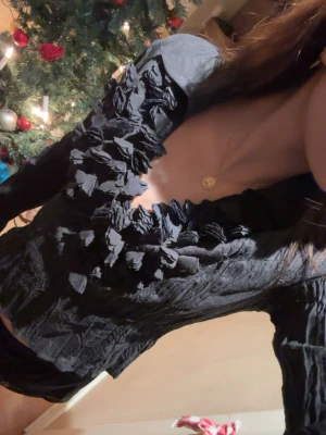 Fest blus från Blanc Nature - Denna svarta bustier-topp är ett elegant val som framhäver din figur. Perfekt för fest eller speciella tillfällen, den kan enkelt matchas med kjol, byxor eller jeans för en snygg look. Ett gammalt märke som heter Blanc Nature och sitter som storlek S.