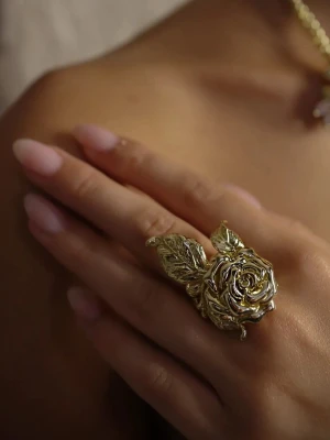 Nostalgie ring - Ioakus ”Nostalgie ring”, i mässing (ej vattentåligt). Nypris 499! OBS! DEFEKTER, se bild 2&3. Baksidan är nästintill helt rostig (syns inte när ringen bärs) & några få partier rostigt framtill- därav sänkt pris! 🤍