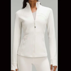 Lululemon define jacket - Så snygg lululemon define jacket i färgen bone. Älskar den så mycket, men fick den i julklapp och den är tyvärr lite stor för mig😔 Säljer därför då jag vill köpa en ny