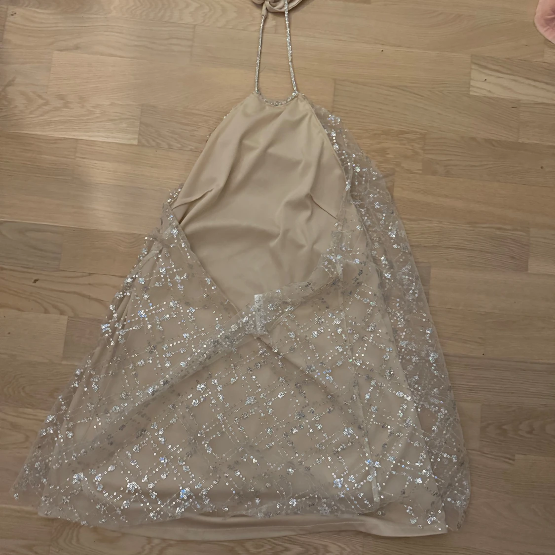 Champagnefärgad paljettklänning med öppen rygg Lucy in the Sky - 2